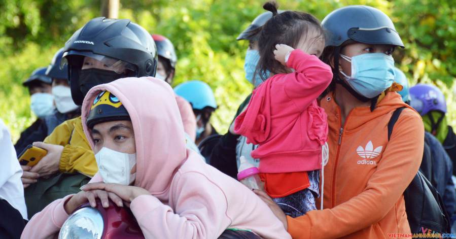 Hàng chục ngàn lao động về quê, nhiều người phải làm việc tạm bợ để sống qua ngày