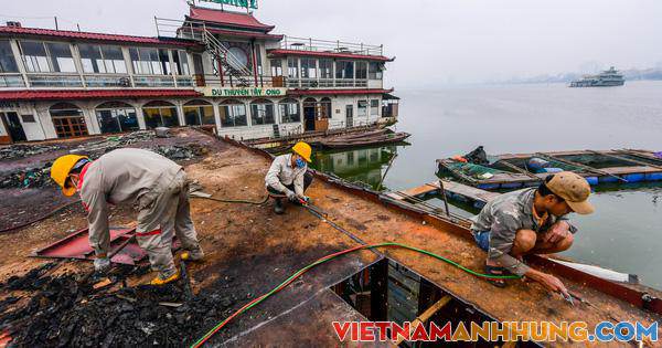 CLIP: Cận cảnh tháo dỡ du thuyền hồ Tây bỏ hoang nhiều năm