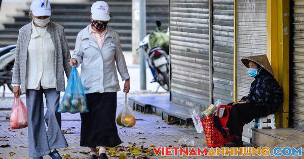CLIP: Người dân Hà Nội trong áo ấm ngày đầu không khí lạnh mạnh tràn v