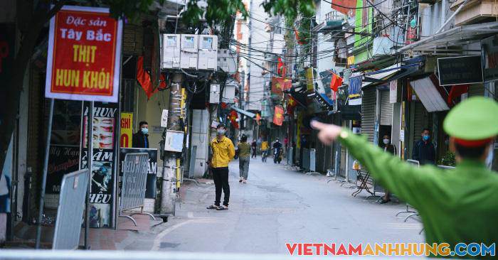 Tìm người đến 3 quán karaoke hoạt động “chui”, có nhân viên F0