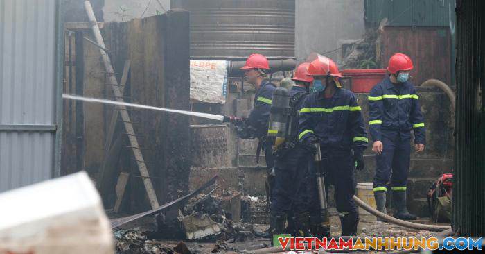 Cháy lớn kho chứa điều hoà trong chợ Đại Kim