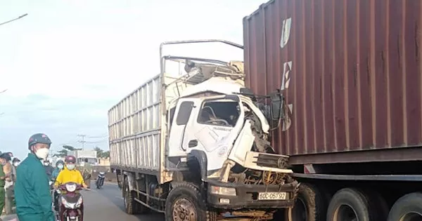Tông phía sau xe container, tài xế xe tải tử vong trong cabin