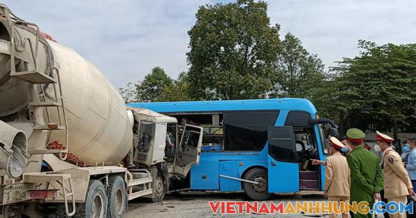 CLIP: Xe khách đánh lái tránh xe máy, lao sang đường bị xe bồn tông ngang sườn