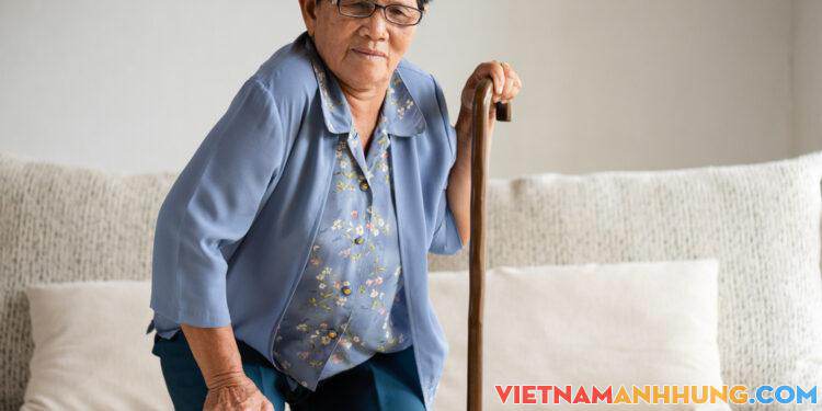 Người già sống buồn tủi vì xương khớp đau nhức quanh năm