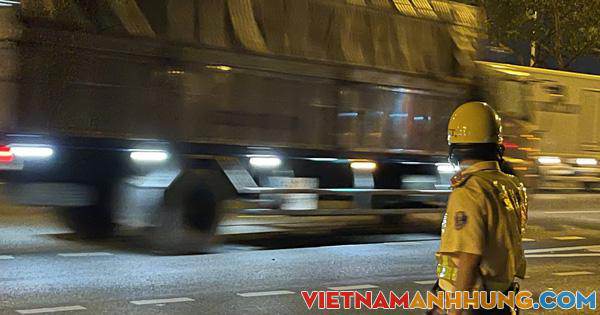 CLIP: Xe tải nặng lao vun vút vào nội ô TP HCM trong giờ cấm