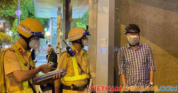 CLIP: Bị CSGT phạt kịch khung vì say xỉn, người đàn ông liên tục… gọi điện thoại