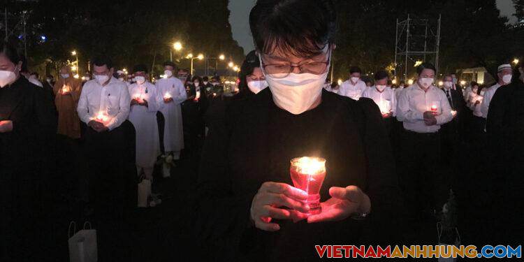 Thắp nén tâm nhang, ấm lòng người ở lại