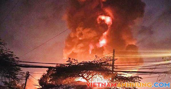 TP HCM: Cháy lớn tại một nhà xưởng giữa đêm khuya