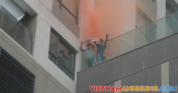 Cận cảnh giải cứu hàng trăm người mắc kẹt trong đám cháy ở chung cư cao tầng