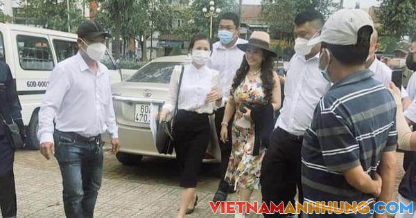 Bà Nguyễn Phương Hằng đến Công an TP Biên Hòa làm việc