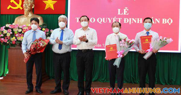 Bí thư Nguyễn Văn Nên trao quyết định công nhận 3 ủy viên Ban Thường vụ Quận ủy quận 7