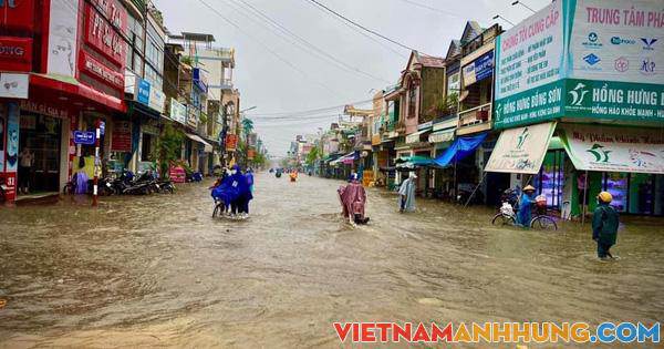Nhiều nơi ở Bình Định vẫn tiếp tục chìm trong biển nước, một người chết vì lũ dâng
