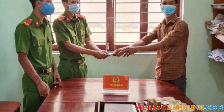 02 chiến sỹ Công an thị xã Ayun Pa, tỉnh Gia Lai nhặt được balo chứa 1/2 tỷ đồng trả lại cho người đánh rơi