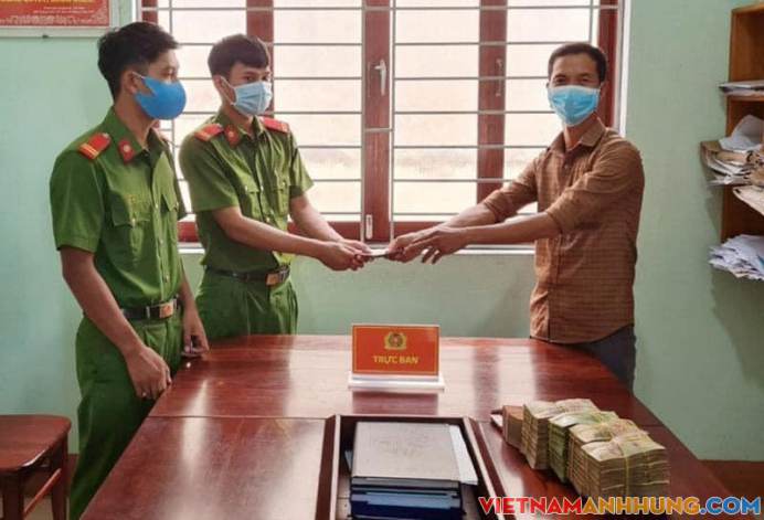 02 chiến sỹ Công an thị xã Ayun Pa, tỉnh Gia Lai nhặt được balo chứa 1/2 tỷ đồng trả lại cho người đánh rơi