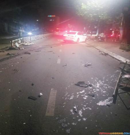 Pleiku: “Xế hộp” tông sập hơn 40 m dải phân cách