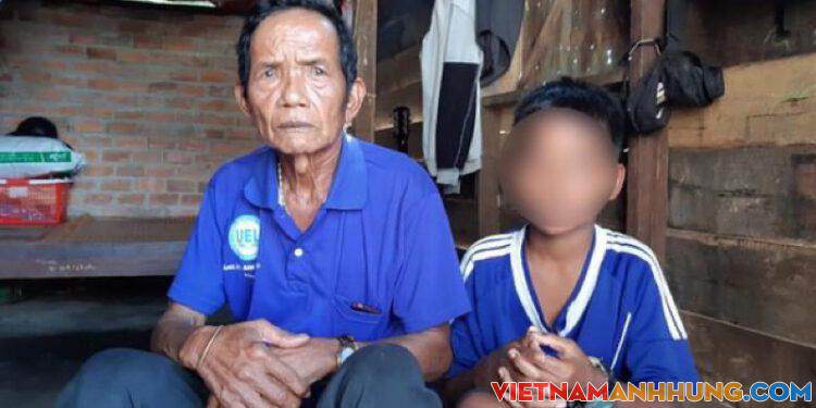 Cách chức hiệu trưởng giữ học bạ của học trò nghèo vì nợ 550.000 đồng