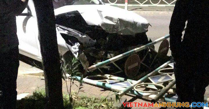 Đã rõ lý do vụ ô tô con tông nát dải phân cách tại Pleiku