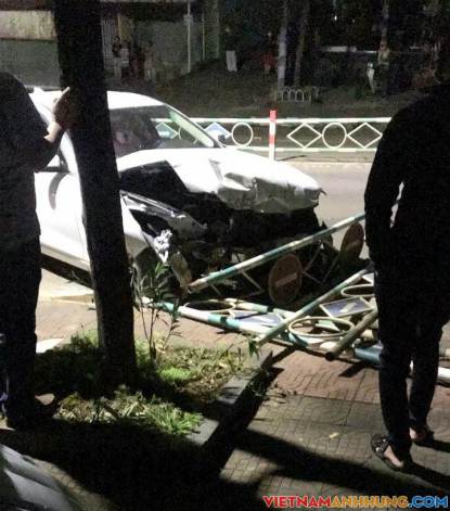 Đã rõ lý do vụ ô tô con tông nát dải phân cách tại Pleiku