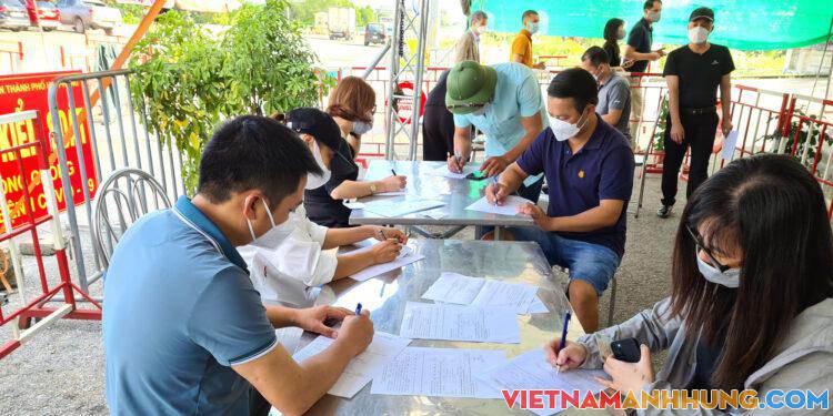 Người dân không gặp khó khi khai báo y tế ở các chốt kiểm soát dịch Covid-19