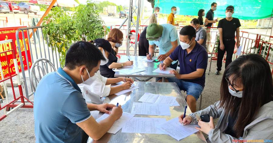 Người dân không gặp khó khi khai báo y tế ở các chốt kiểm soát dịch Covid-19