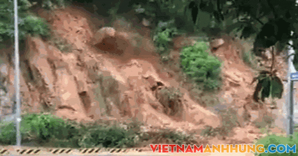 CLIP: Đất đá ầm ầm đổ xuống Quốc lộ 1D ngay lúc xe đầu kéo đi qua