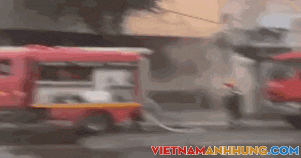 CLIP: Lửa bao trùm một quán bar, khói lan ra khắp đường Hai Bà Trưng, quận 3 – TP HCM