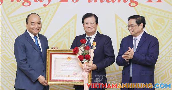 Khen thưởng, trao quyết định nghỉ hưu cho 10 Ủy viên Trung ương khóa XII khối Chính phủ