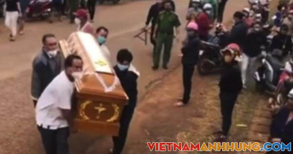 CLIP: Nhiều người khiêng quan tài đến nhà đòi nợ