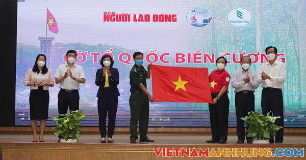 “Cờ Tổ quốc biên cương” và “Tình thương cho em” đến với Đồng Tháp