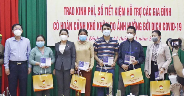 Bình Định trao 14 sổ tiết kiệm tổng trị giá 520 triệu đồng cho gia đình có người tử vong vì Covid-19