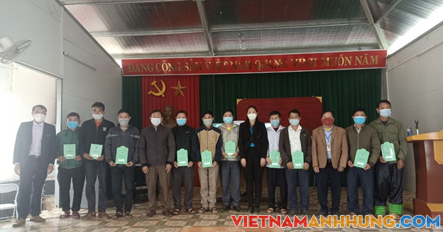 Trao sổ BHXH tự nguyện cho nông dân nghèo