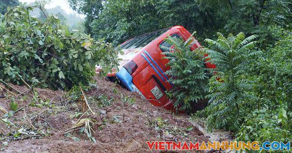 Đang lên đèo, xe khách bất ngờ bị đất đá trên núi đổ xuống vùi lấp