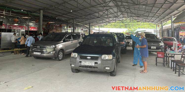 Hàng ngàn người vào mỗi ngày, phát hiện nhiều ca dương tính SARS-CoV-2