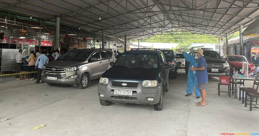 Hàng ngàn người vào mỗi ngày, phát hiện nhiều ca dương tính SARS-CoV-2