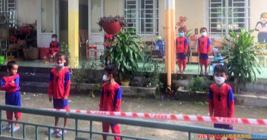 Trẻ mẫu giáo phải cách ly tập trung vì Covid-19, phụ huynh lo lắng xin vào chăm sóc