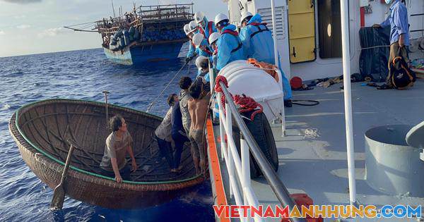 Dùng thuyền thúng đưa ngư dân gặp nạn trên vùng biển Trường Sa đi cấp cứu