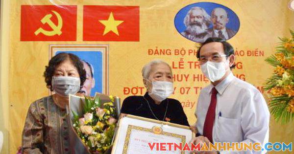 Bí thư Nguyễn Văn Nên đến nhà ông Tô Bửu Giám và bà Mạc Kim Cúc trao Huy hiệu 75 năm tuổi Đảng