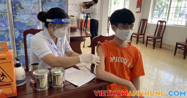 Mẹ khai gian để con qua chốt phong toả đi tiêm vắc-xin tại trường học