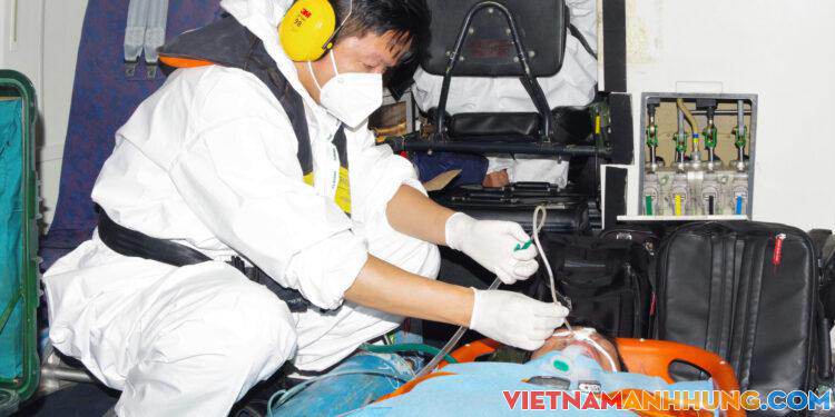 Bay xuyên đêm cứu ngư dân bệnh uốn ván nặng từ đảo Song Tử Tây