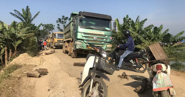 Dân mang thùng phuy, lốp xe, khúc gỗ ra chặn đoàn xe tải chở đất