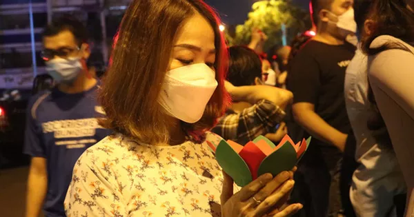 Rất đông người dân TP HCM tưởng niệm đồng bào tử vong và cán bộ, chiến sĩ hy sinh vì Covid-19