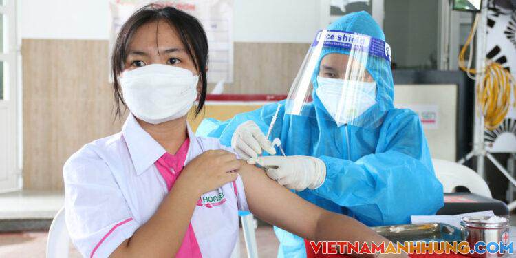 Học sinh phấn khởi đi tiêm vaccine phòng Covid-19