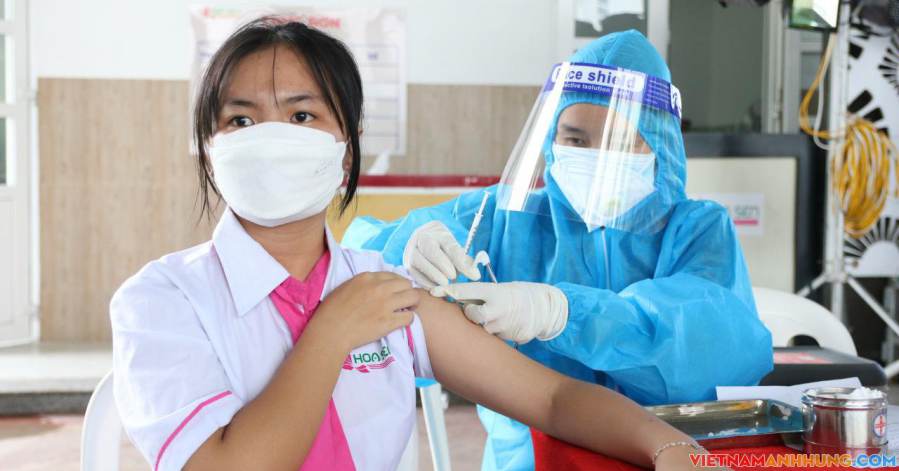 Học sinh phấn khởi đi tiêm vaccine phòng Covid-19