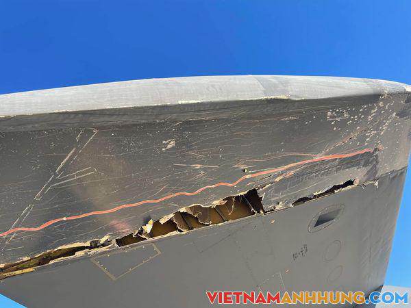 ‘Pháo đài bay’ B-52H của Mỹ rách toác cánh sau cú đâm vào tường rào