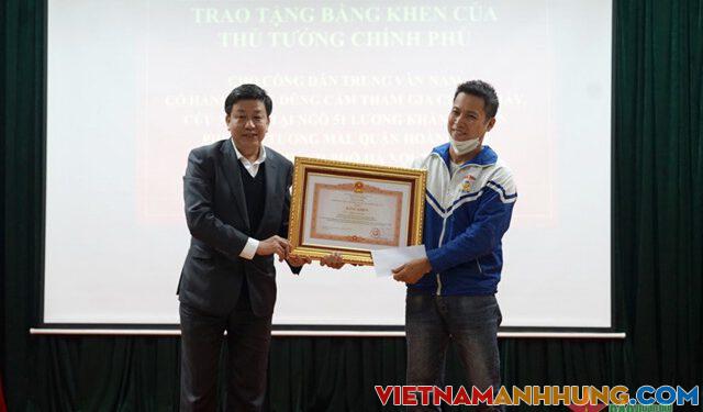 Trao Bằng khen của Thủ tướng Chính phủ tặng người dũng cảm cứu cháu bé trong đám cháy ở Hà Nội