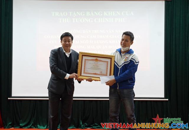 Trao Bằng khen của Thủ tướng Chính phủ tặng người dũng cảm cứu cháu bé trong đám cháy ở Hà Nội