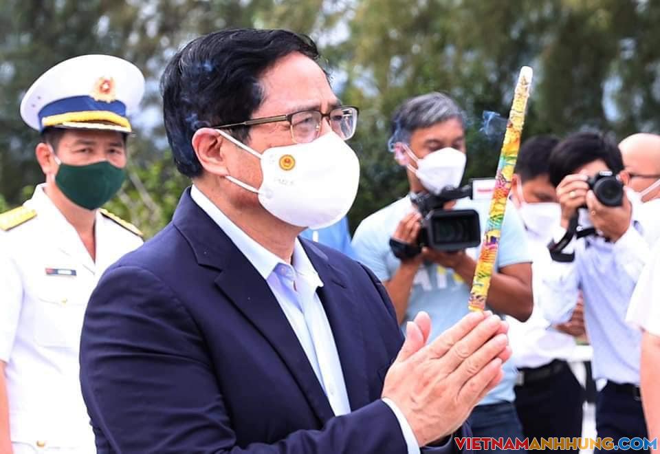 Phút xúc động của Thủ tướng Chính phủ trước anh linh các anh hùng liệt sĩ Gạc Ma