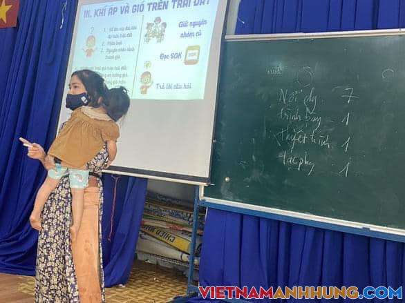 Quá thương cảnh cô giáo vừa bế con, vừa giảng bài