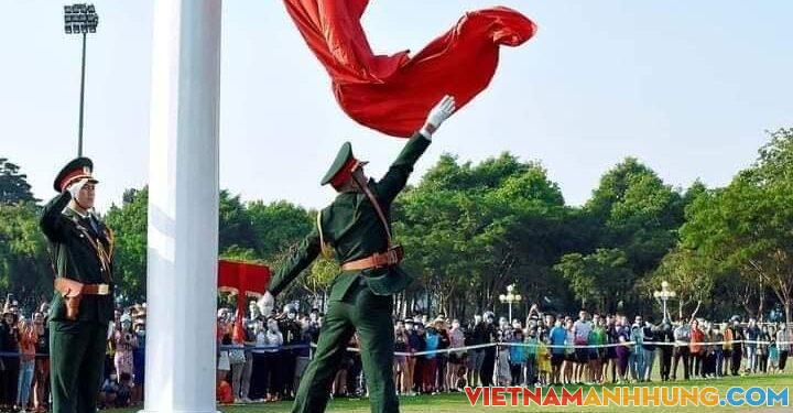 Lễ thượng cờ tại Quảng trường Đại Đoàn kết chào mừng kỷ niệm 90 năm thành lập tỉnh Gia Lai