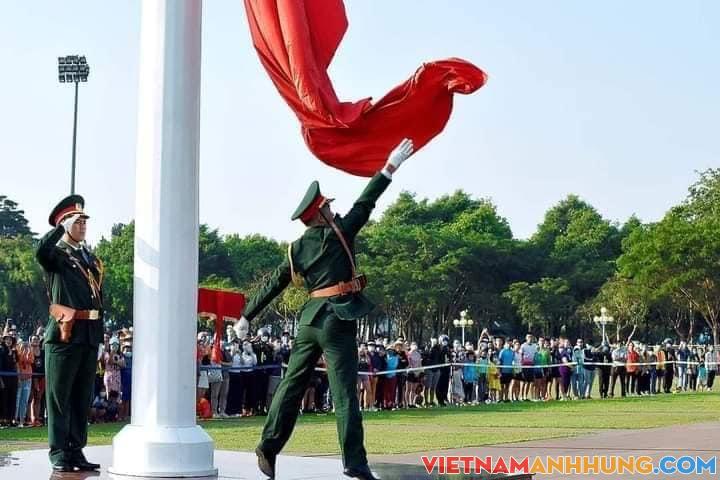 Lễ thượng cờ tại Quảng trường Đại Đoàn kết chào mừng kỷ niệm 90 năm thành lập tỉnh Gia Lai